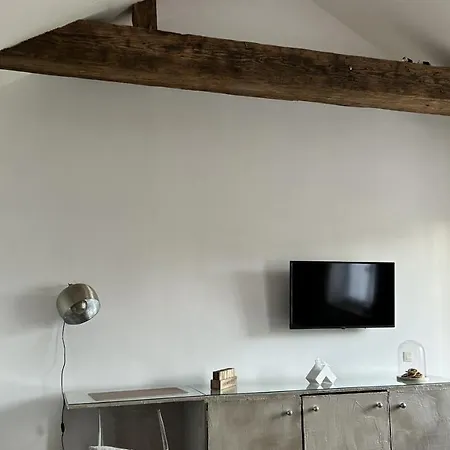 לינה וארוחת בוקר Chateau Du Beugnon 4*