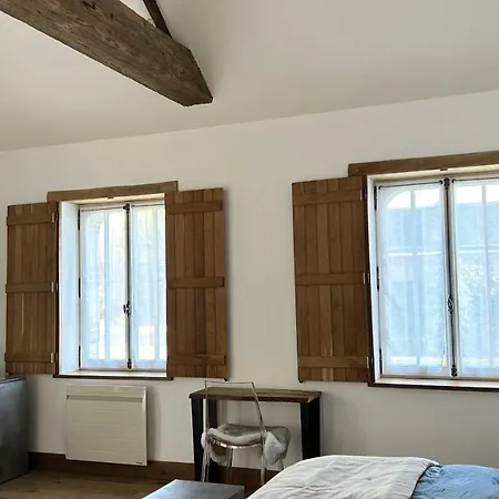 לינה וארוחת בוקר Chateau Du Beugnon 4*