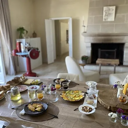 לינה וארוחת בוקר Chateau Du Beugnon Tigné