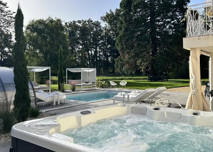 Chateau Du Beugnon 4* Tigné