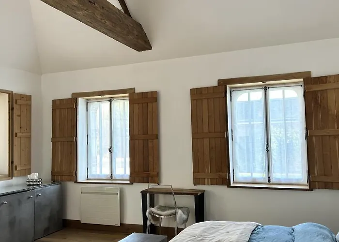 לינה וארוחת בוקר Chateau Du Beugnon 4*