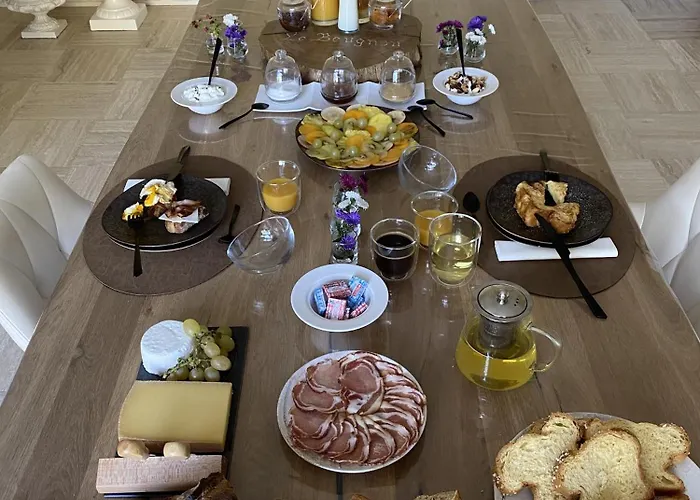 Bed & Breakfast Chateau Du Beugnon 4*