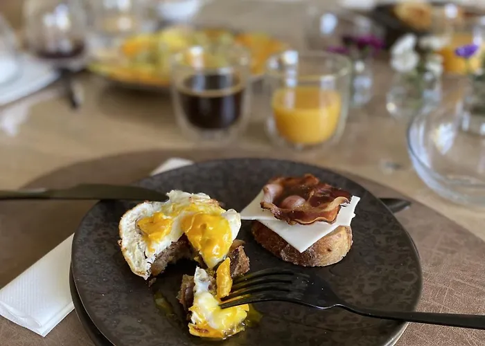 לינה וארוחת בוקר Chateau Du Beugnon 4*